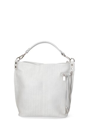 Grijze geweven handtas met een enkele schouderriem, zilveren hardware en een ritszak aan de zijkant. Heeft een strakke, moderne uitstraling.