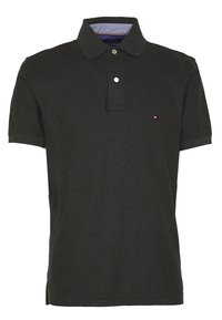 Polo shirt gris foncé en coton, doté d'un col classique, d'une patte de boutonnage à trois boutons et d'un petit logo en accent sur la poitrine.