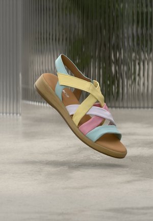 Sandale colorate cu barete din piele cusute în cruce în nuanțe pastelate de galben, roz și albastru, cu talpă lisă de culoarea bronzului și toc scăzut.
