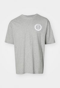 NBA BROOKLYN NETS LEAGUE ESSENTIALS OVERSIZED TEE - Klub merchandise - grey