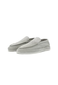 Grijze suede instappers met een gladde textuur, ronde neus en een witte rubberen zool. Kenmerkt zich door minimale stiksels langs de randen.