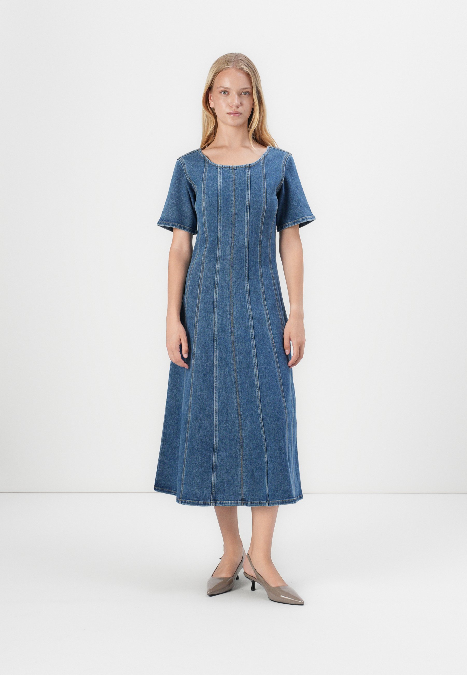 Object OBJLORAY LONG DRESS - Day dress - medium blue denim/blue denim - Zalando.co.uk
