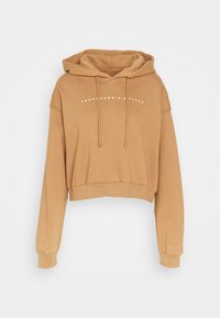 Gestreepte hoodie in lichtbruin stof met trekkoorden, met daarop de witte tekst "Abercrombie & Fitch" over de borst. Zachte textuur.