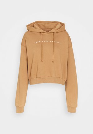 Sudadera recortada de tejido marrón claro con cordones, que presenta el texto blanco "Abercrombie & Fitch" en el pecho. Textura suave.