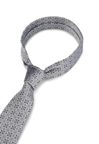 Cravate argent-gris en soie, présentant un motif texturé de petits ovales avec des accents bleu foncé. Inclut un design noué standard.