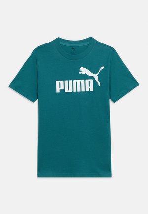 Türkisfarbenes T-Shirt mit kurzen Ärmeln und Rundhalsausschnitt, mit weißem Puma-Logo und springender Katzen-Grafik in der Mitte der Brust.