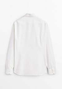 Achteraanzicht van een eenvoudige witte langef shirts met knopen, voorzien van een klassieke kraag en knoopmanchetten, gepresenteerd op een witte achtergrond.