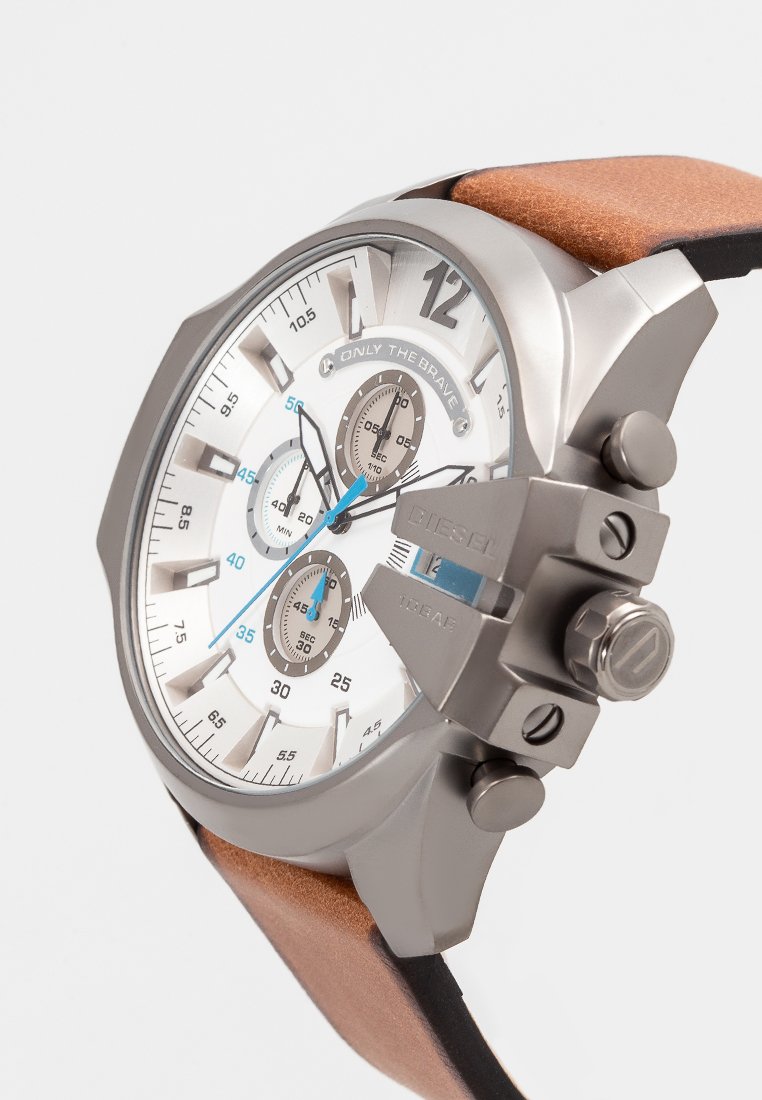 Montre chronographe argentée au cadran blanc, bracelet en cuir tan et accents bleus remarquables sur les aiguilles et les sous-cadrans. Dotée d'une lunette en argent texturée.