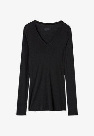 Chemise noire à manches longues, en V, en tissu léger et doux. Présente une coupe décontractée avec des coutures latérales et sans motifs ni accents visibles.