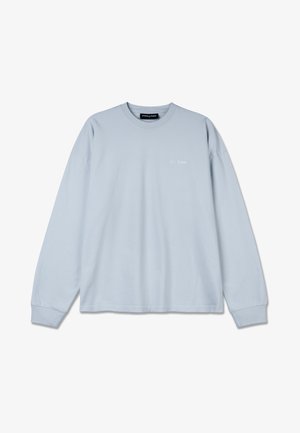 Fénykék hosszúujjú póló, pamutból készült. Kerek nyakkivágással és diszkrét fehér logóval a mellkasán.