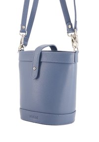 Ronde, lichtblauwe leren crossbody tas met een gestructureerd oppervlak, top handvat, verstelbare schouderriem en zilverkleurige hardware. Merkennaam onderaan.