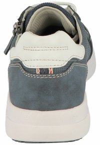 Sneaker in suede blu con un accento in pelle bianca, forma arrotondata, cuciture a contrasto e chiusura con zip sul tallone per un facile accesso.