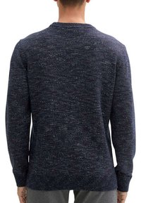 Pull en maille bleu marine avec des manches longues, en tissu texturé avec des éclats rouges et blancs, col rond classique et ourlet droit.
