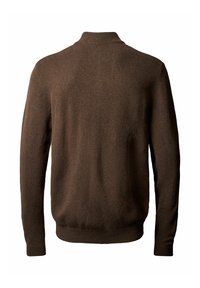 Mørkebrun strikkegenser med lange ermer og ribbestrikkede cuffs, krage og kant, vist fra bak på en hvit bakgrunn.