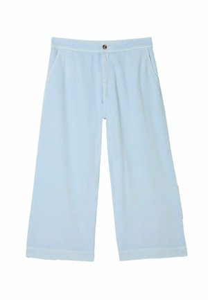 Hellblaue Hosen mit weitem Bein, seitlichen Taschen und einem Knopfverschluss am Bund.