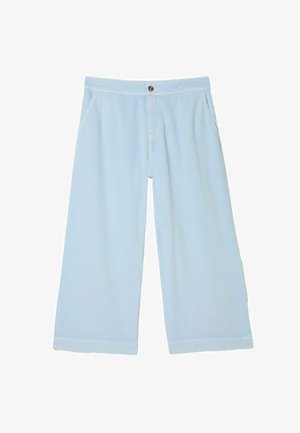 Hellblaue Hosen mit weitem Bein, seitlichen Taschen und einem Knopfverschluss am Bund.