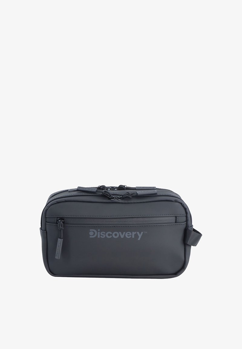 Bolsa de viaje negra hecha de material duradero, con dos compartimentos con cremallera, un logo en la parte frontal y un asa lateral.