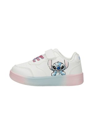 Witte kindersneaker met roze en blauwe verloopzool, roze veters, klittenbandsluiting en Stitch-karakterafbeelding aan de zijkant.