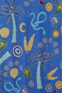 Rakstainā auduma fons ir zils, ar palmu kokiem, čaumalām, acīm un abstraktām formām dzeltenās, zaļās un tirkīza krāsās.