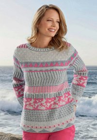 Strickpullover mit Rundhalsausschnitt, der graue, rosa und weiße Muster zeigt, darunter Streifen und geometrische Designs. Weiche Textur.