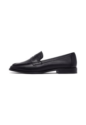 Mocassino da uomo in pelle nera con tacco basso, dettagli cuciti e design slip-on, esposto su uno sfondo bianco.