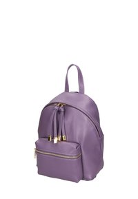 Zaino in pelle viola con forma arrotondata, dotato di manico superiore, doppi cursori e tasca anteriore con zip e dettagli dorati.