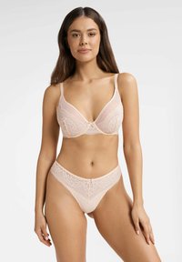 ESOTIQ KANDY - Stringi