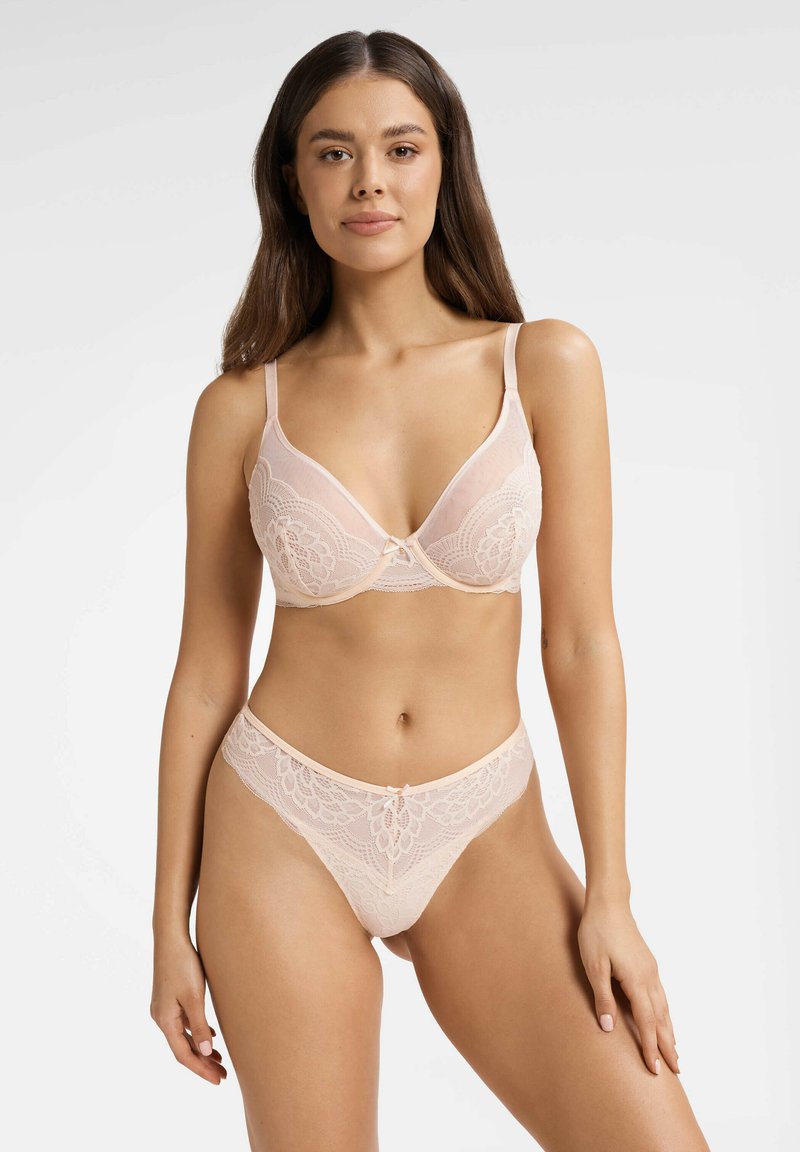 ESOTIQ KANDY - Stringi