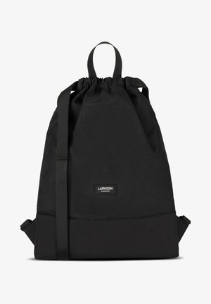 Zaino con cordino nero realizzato in tessuto, dotato di un manico superiore resistente, spallacci regolabili e un'etichetta del marchio nella parte inferiore.