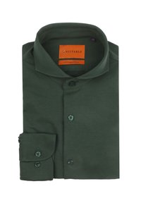 Donkergroene katoenen blouse met een klassieke kraag, manchet met twee knopen en een oranje label, netjes gevouwen voor presentatie.