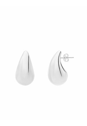 Paire de boucles d'oreilles clous en forme de goutte d'eau, lisses et brillantes, en argent, avec fermoirs papillon sur fond blanc.