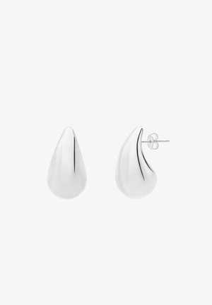 Paire de boucles d'oreilles clous en forme de goutte d'eau, lisses et brillantes, en argent, avec fermoirs papillon sur fond blanc.