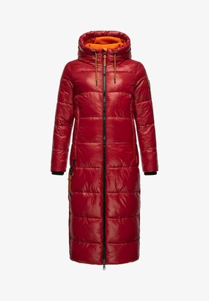 Rød pufferjakke med hætte, der har en orange inderside, lynlås lukning, elastiske manchetter og en sidelomme med snoredekor.