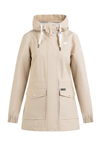 Chaqueta impermeable beige con capucha, cordones, dos bolsillos frontales y detalles en metal plateado. Textura suave y diseño casual.