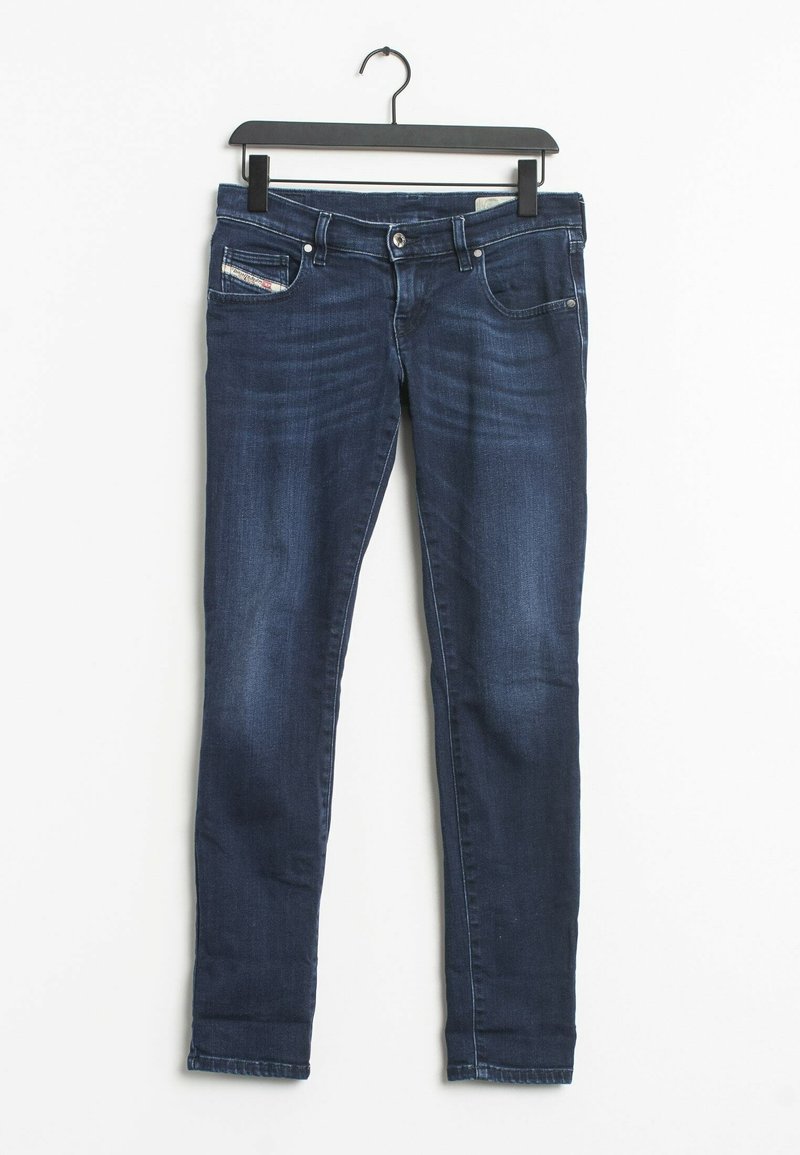 Vaqueros ajustados de color azul oscuro, fabricados en denim, con bolsillos frontales y un sutil patrón de lavado. Los vaqueros cuentan con un diseño clásico de cinco bolsillos.