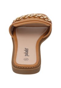 Tan slide sandal med ett mjukt ovandel, guldkedjeaccent, vadderad innersula och texturerad gummisula. Varumärkeslogotypen är tryckt på innersulan.