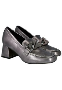 Mocasines de cuero gris con tacón, que presentan un detalle en nudo trenzado y herrajes plateados. Tacón cuadrado grueso con un acabado suave y acentos de costura.