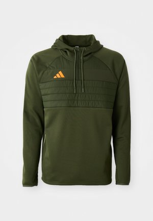 Olivgrüner Hoodie mit Kordelzug, strukturiertem Brustpanel und orangefarbenem Adidas-Logo auf der linken Seite. Weicher Stoff mit langen Ärmeln.