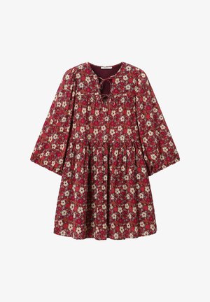 Robe rouge fleurie avec manches longues larges, taille froncée et détails à lacets au niveau du décolleté.