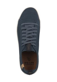 Baskets bleu marine avec une tige en mesh respirant, un renfort à l'avant, et un système de laçage plat. Semelle intérieure en liège. Semelle en caoutchouc blanc avec des détails en motif.
