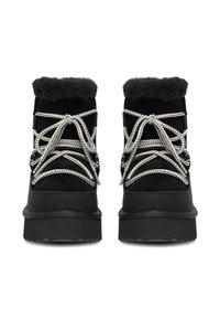 Fekete velúrbőr csizmák műszőrme gallérral, ezüst mintázatú fűzőkkel és vastag fekete talpakkal, amelyek texturált járófelülettel rendelkeznek a tapadás érdekében.