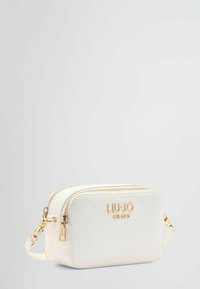 Borsa a tracolla in finta pelle bianca con design trapuntato, hardware dorato, doppia chiusura con zip e un accento con logo sulla parte anteriore.