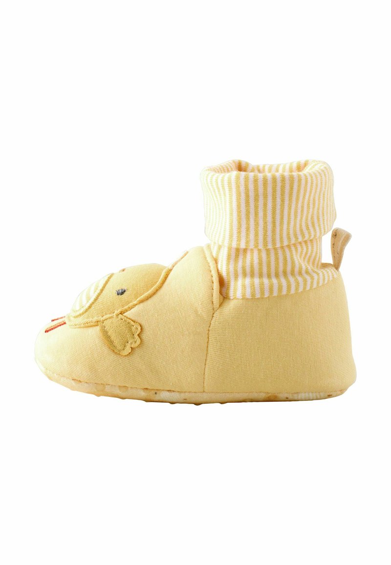 Bløde gule babystøvler med stribet manchet og broderet kyllingeface, set fra siden på en hvid baggrund.