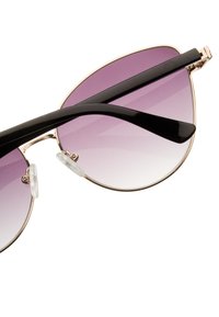 Aurinkolasit, joissa on liukuvärjätyt violetit linssit, mustat asetaattikehykset, kultaiset yksityiskohdat ja kirkkaat nenätyynyt. Kulmikas muotoilu modernilla ilmeellä.