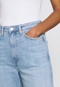 Weekday ROWE EXTRA HIGH - Calças de ganga de perna direita - light blue moise