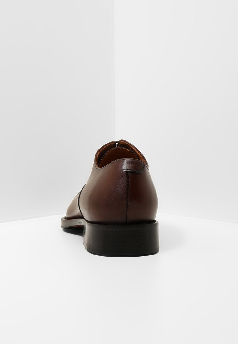 J.LINDEBERG HOPPER TOE PORT Eleganta snörskor brown Till herr från J Lindeberg, en brun känga.