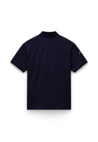 Mörkblå pikétröja med korta ärmar, klassisk krage, mjuk textur och diskret logotyp på vänstra ärmen. Ingen framdekor synlig.