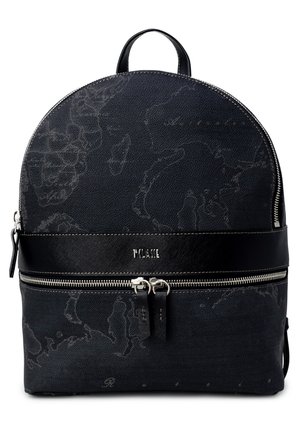 Mochila negra con forma redonda, tela texturizada, patrón sutil de mapa, cremalleras metálicas y una elegante banda de cuero con el logo.