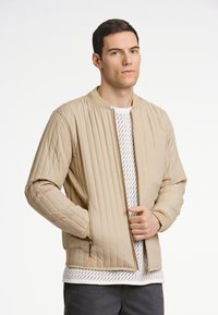 Lindbergh VERTICAL QUILTED JACKET - Chaqueta de entretiempo - dk sand