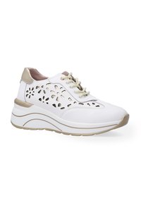 Weißer Sneaker mit ausgeschnittenem Blumenmuster an den Seiten, beigen Akzenten, runden Schnürsenkeln und einer dicken Sohle. Strukturierte Oberfläche und leichte Polsterung.